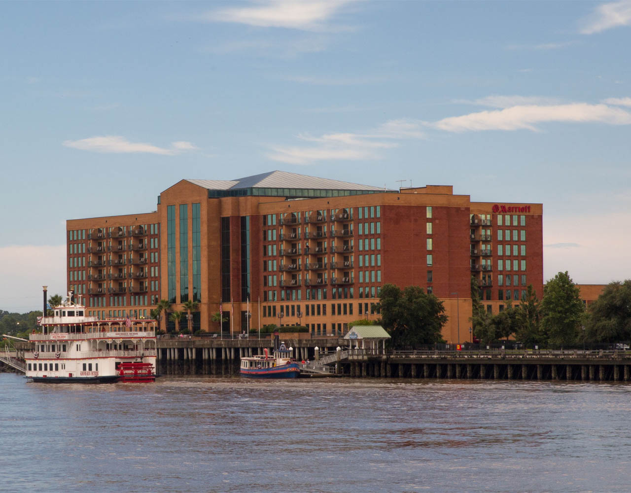 hotels near savannah riverboat cruise